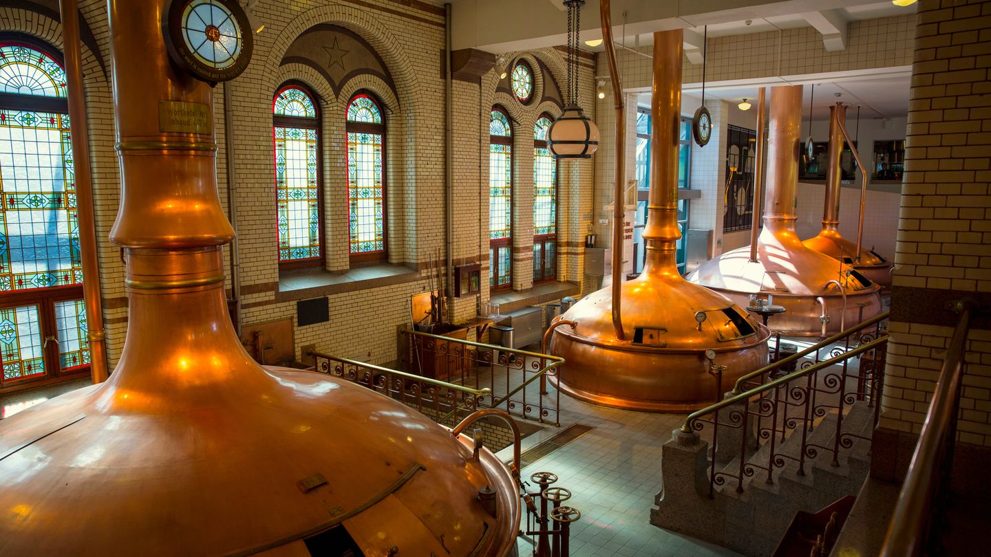 Sudhaus einer Brauerei mit kupfernen Sudpfannen