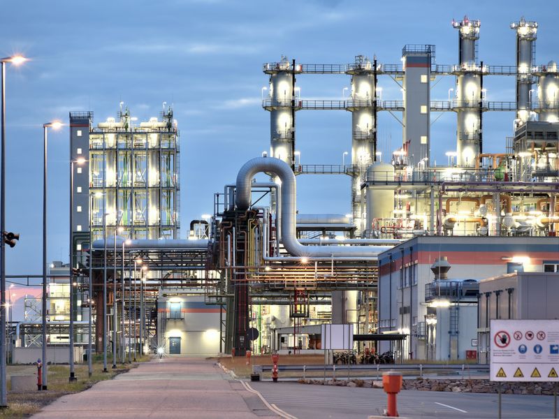 Zweites Motiv: Mitarbeiterin in Schutzkleidung an einer Anlage in der chemischen Industrie