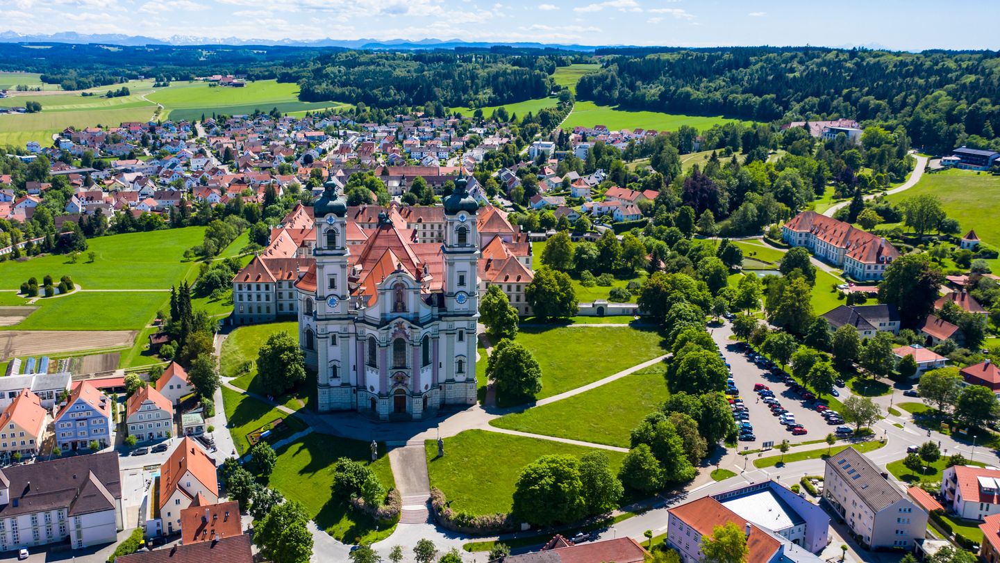Luftaufnahme einer bayerischen Gemeinde mit Kirche und Wohnbebauung