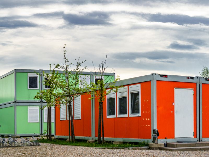 Zweites Motiv: Modulbau mit blauer Fassade als Unterkunft
