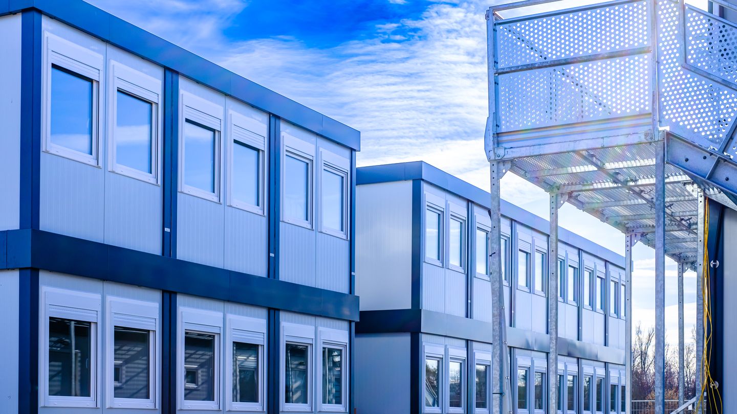 Modulbau mit blauer Fassade als Unterkunft
