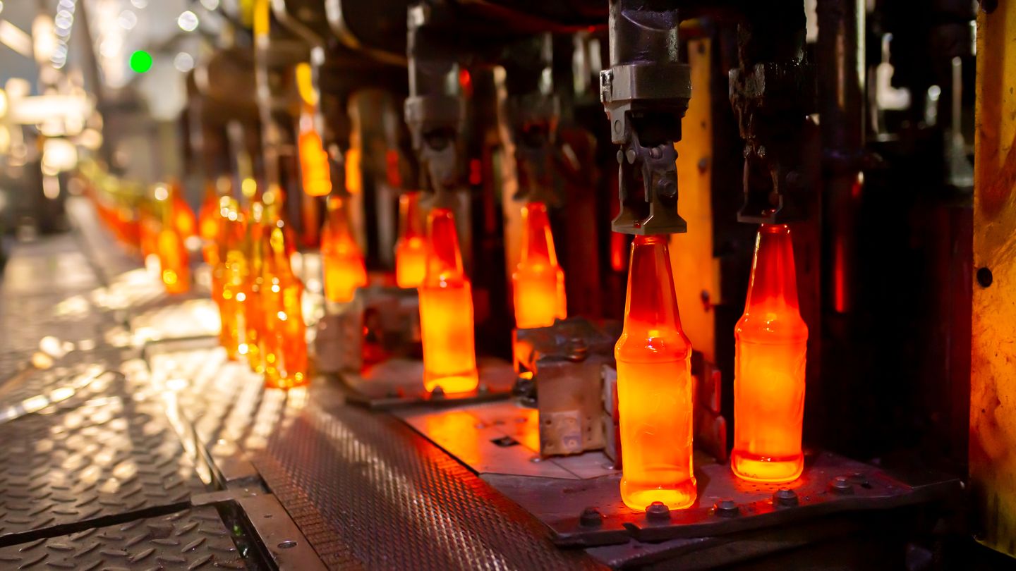 Glühende Glasflaschen nach dem Formen in der Glasproduktion