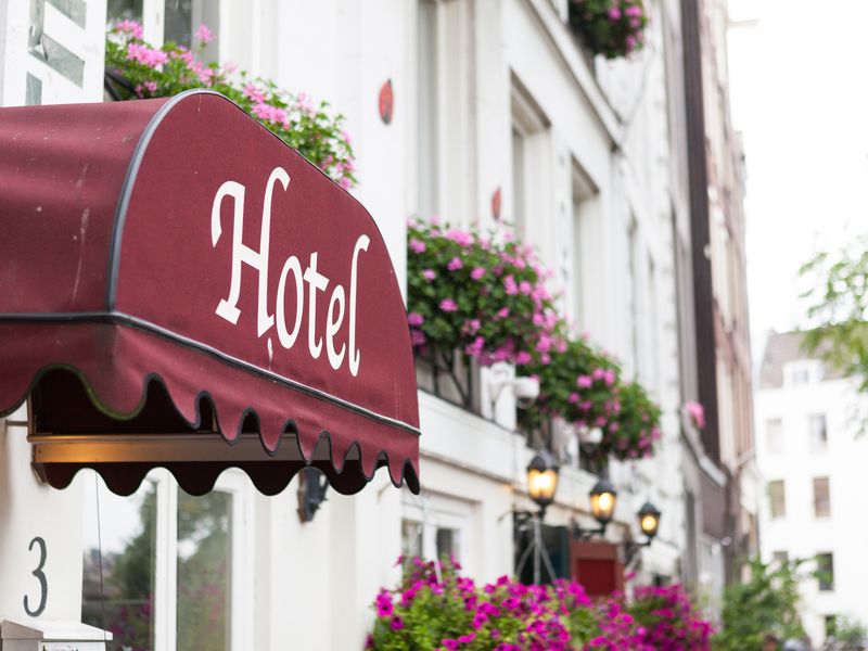 Zweites Motiv: Historisches Hotelgebäude mit Wirtshausschild an der Fassade