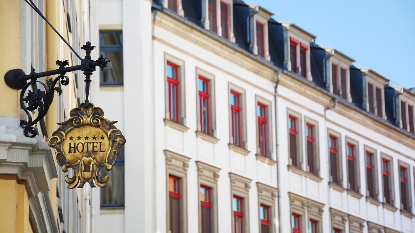 Historisches Hotelgebäude mit Wirtshausschild an der Fassade