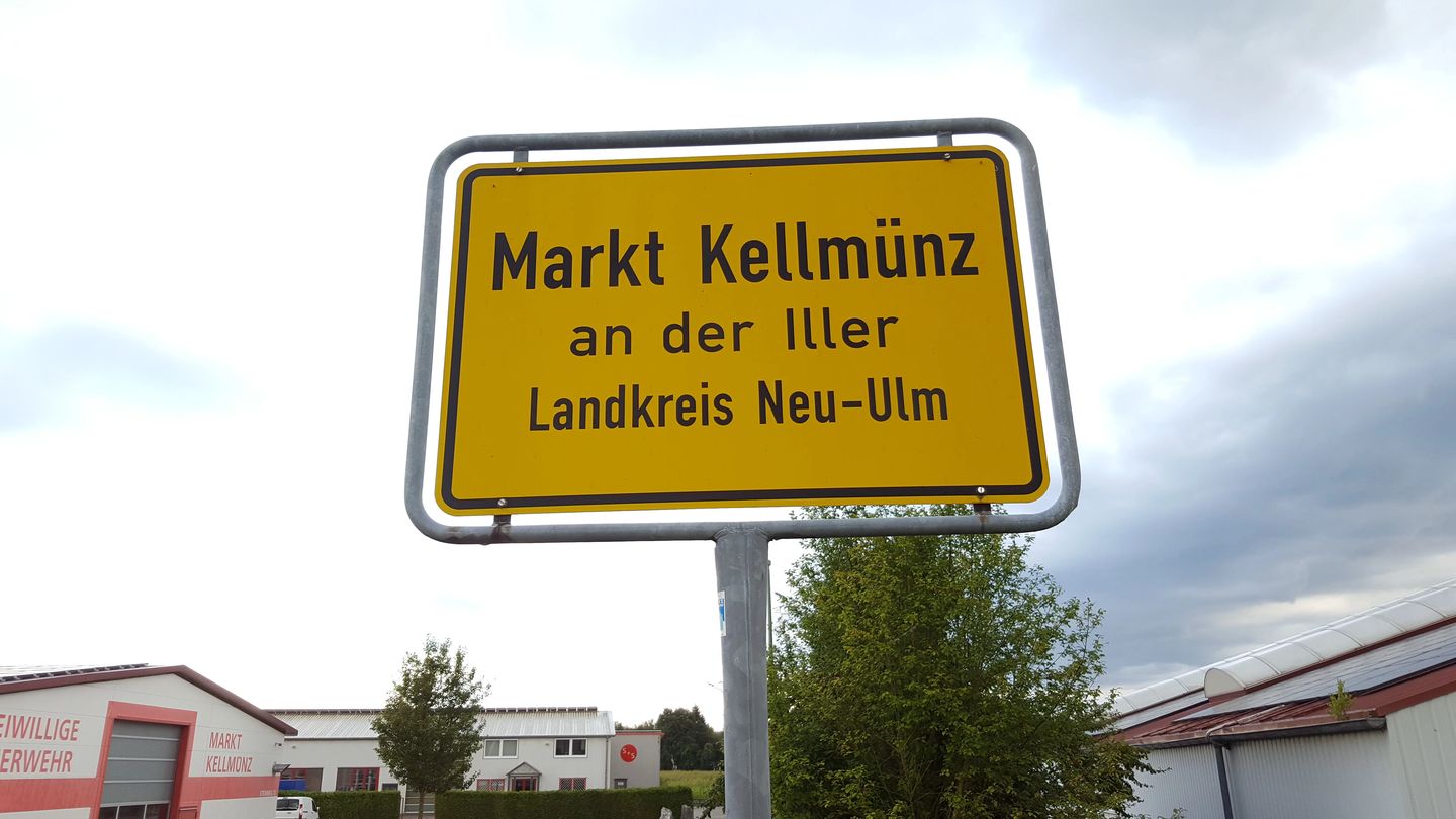 Ortsschild einer bayerischen Gemeinde im Landkreis Neu-Ulm