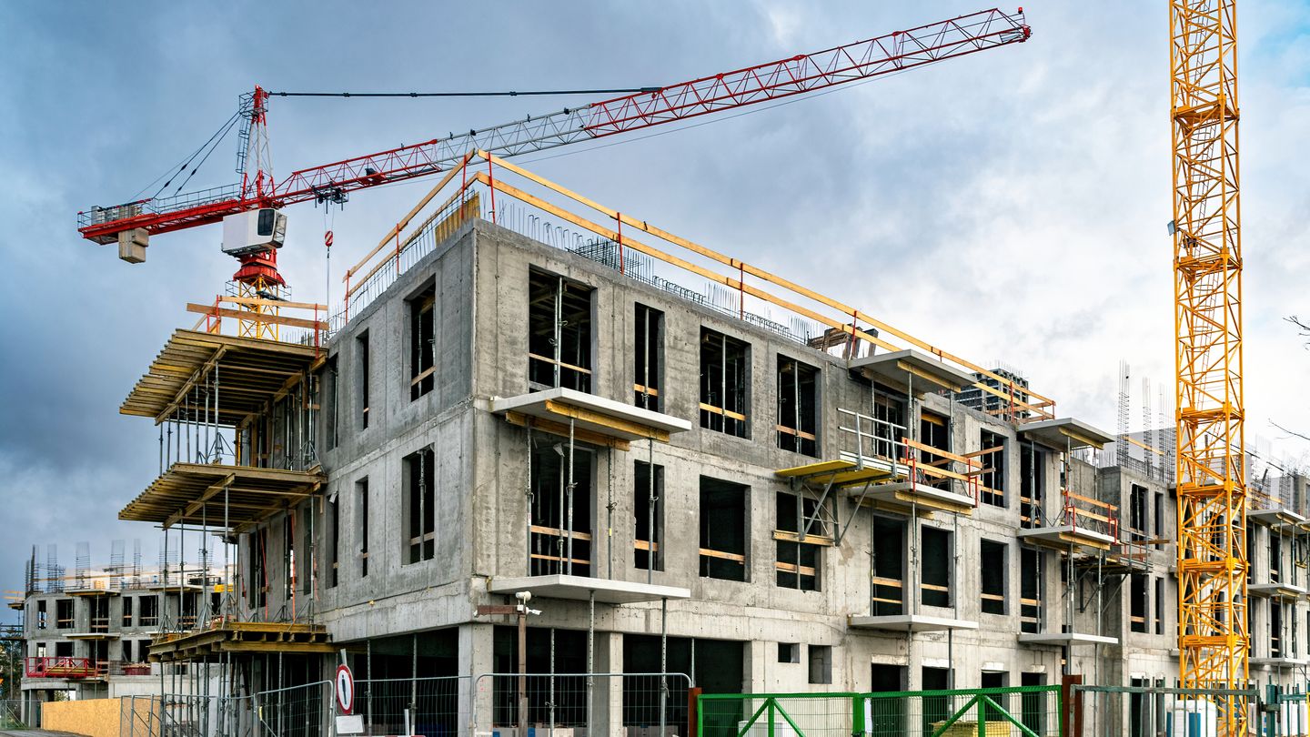 Wohnungsneubau mit Kran im Rohbauzustand