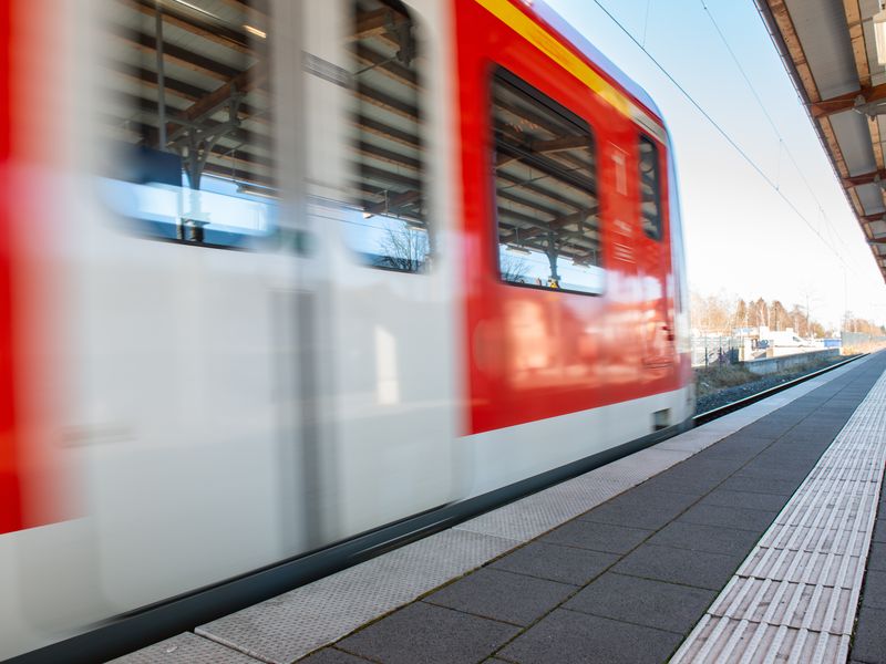 Zweites Motiv: Regionalzug an einem Bahnsteig