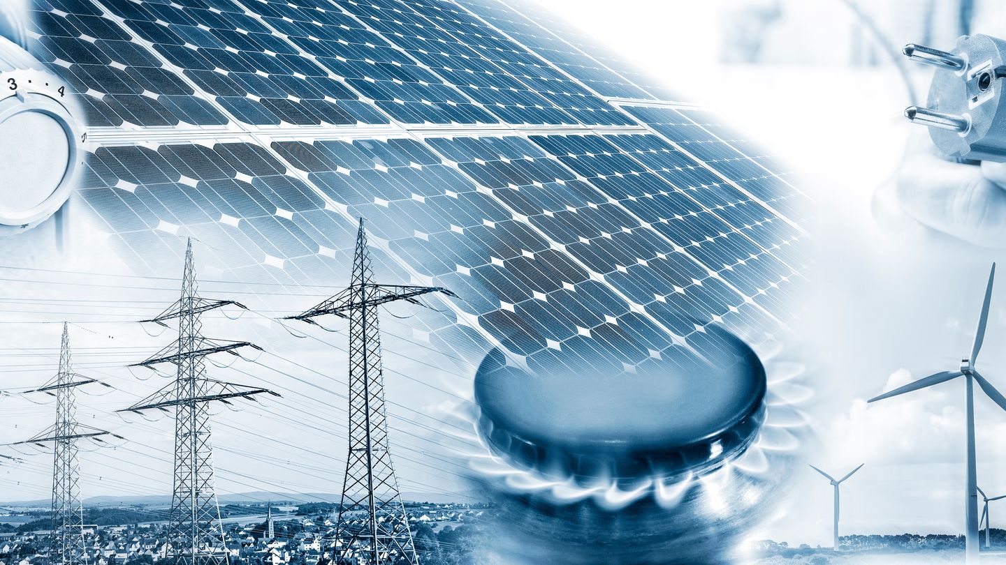Nahaufnahme einer Photovoltaikanlage mit Isolatoren einer Stromleitung