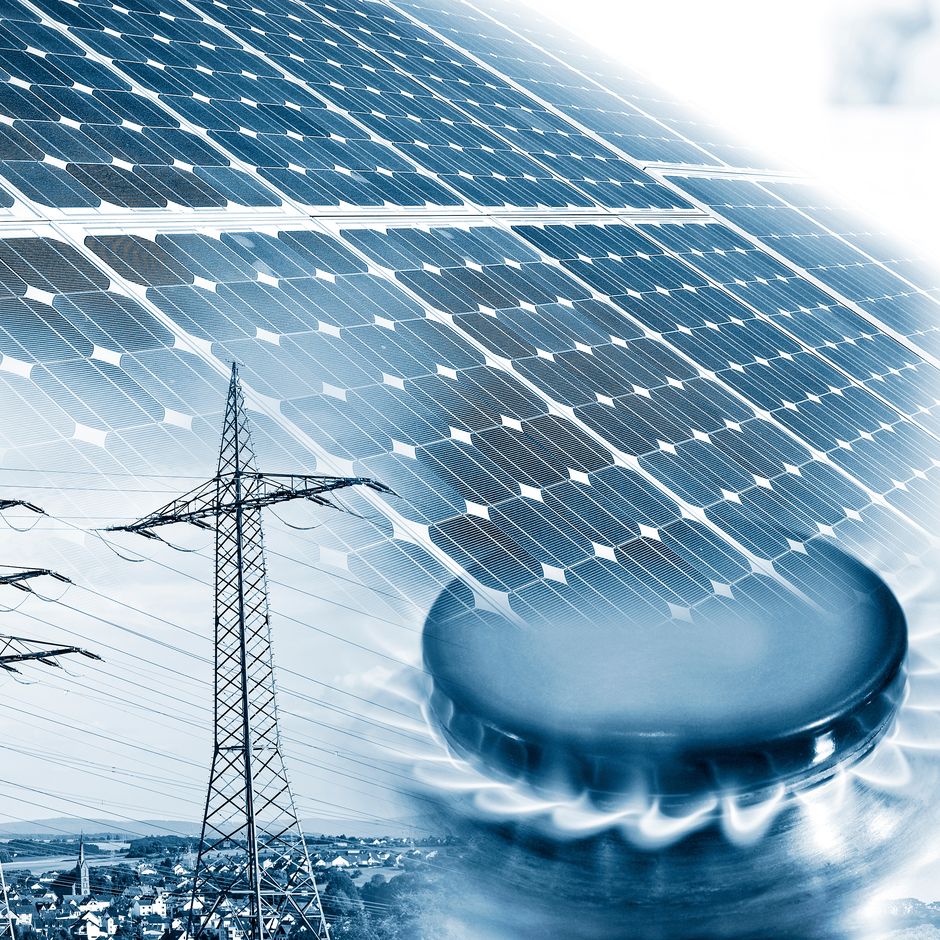Nahaufnahme einer Photovoltaikanlage mit Isolatoren einer Stromleitung